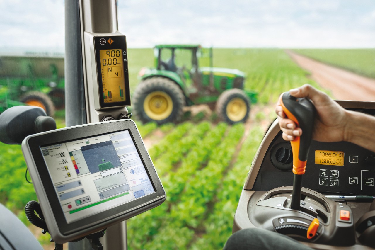 The GPS data are transmitted to the systems in the tractors that work the fields.
-------------------------
Die GPS-Daten werden in die Systeme auf die Traktoren übertragen, mit denen die Felder bearbeitet werden.